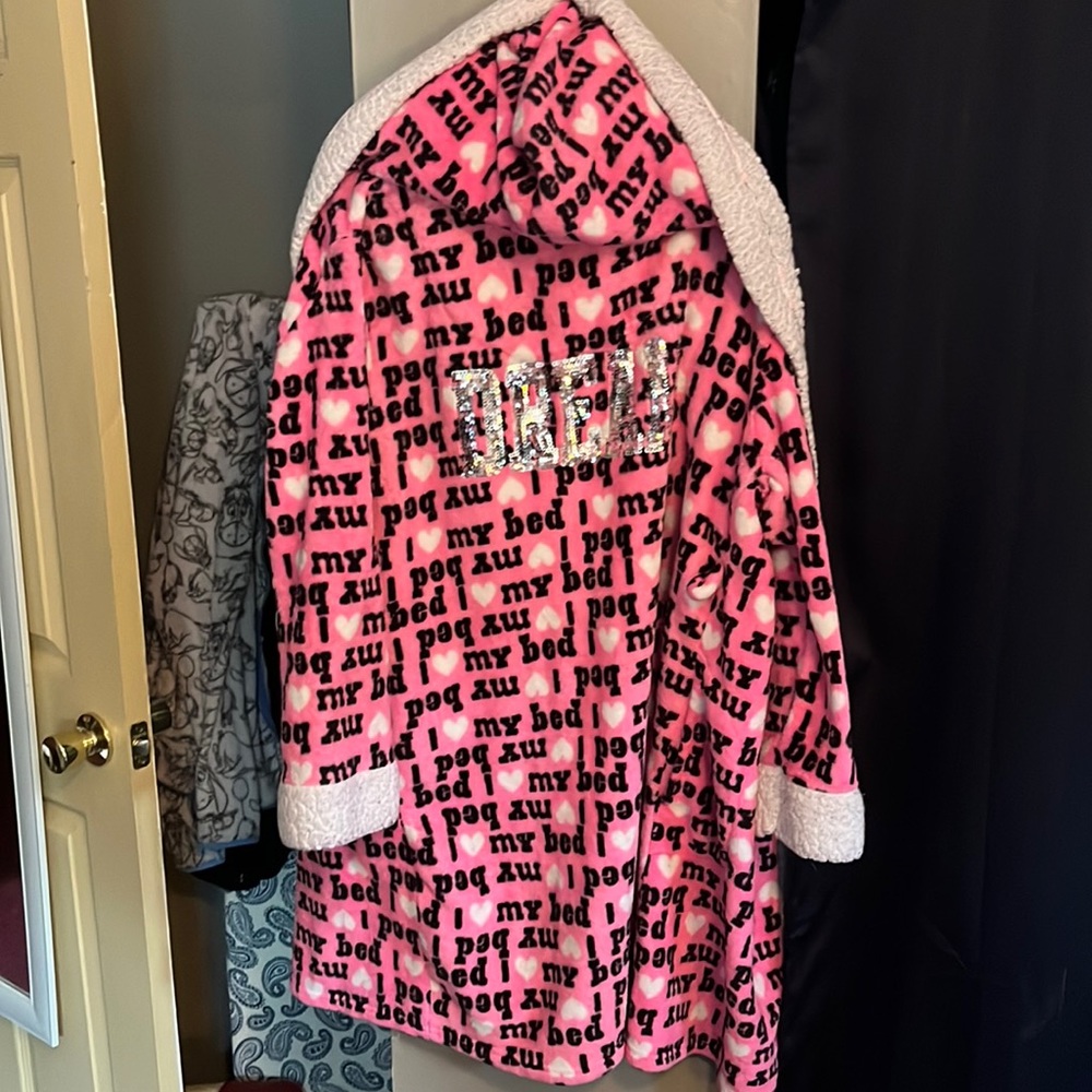 Pink, white, black with silver DREAM on the back. Brand: Em&Alfie ONE SIZE